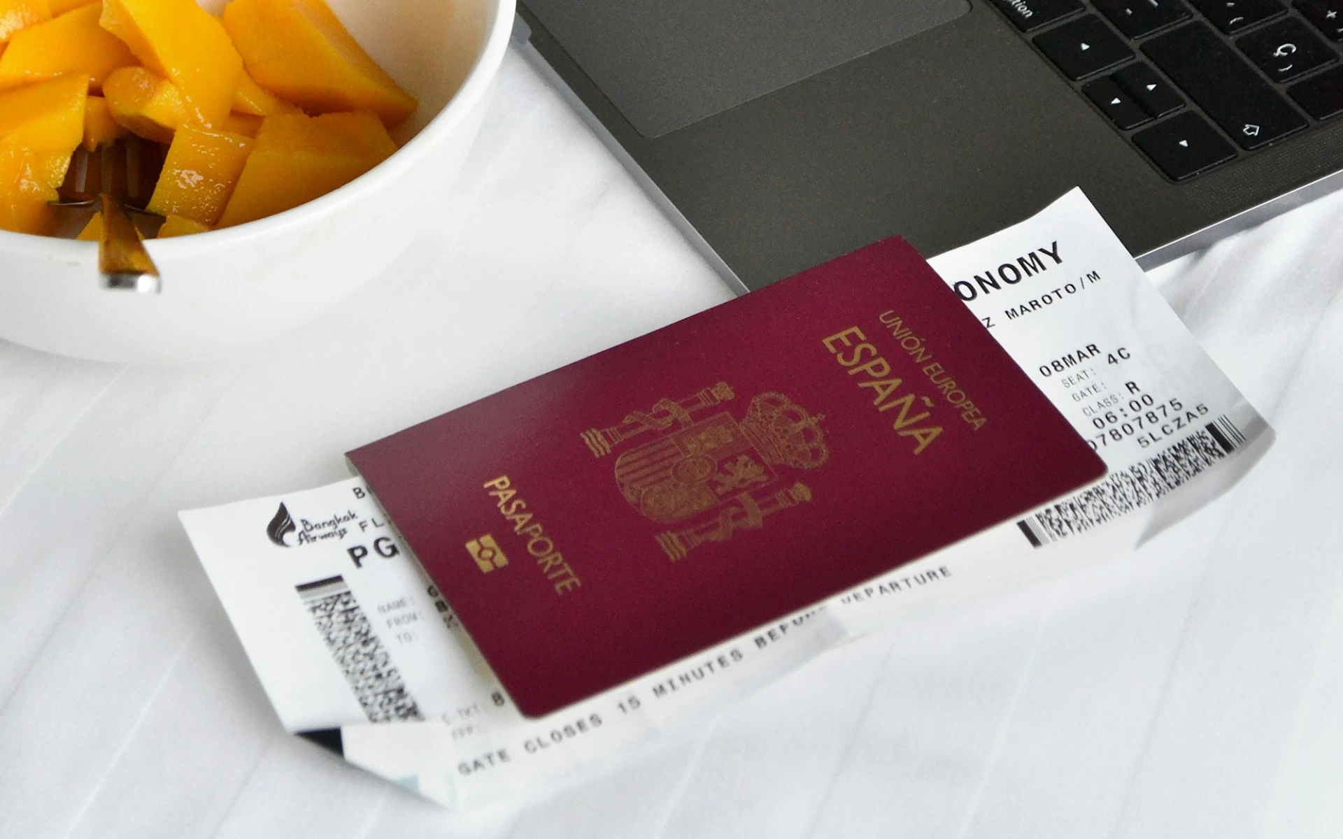 Paszport, karta pokładowa i laptop podczas sprawdzania dokumentów podróży