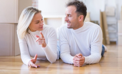 para, kobieta i mężczyzna rozmawiają