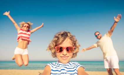 Rodzice z dziećmi na plaży. Wakacje