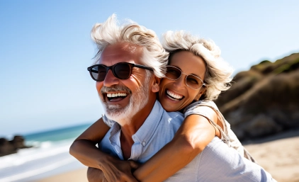 Szczęśliwi seniorzy na plaży