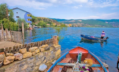 Pogradec i najgłębsze jezioro na Bałkanach