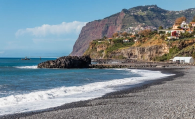 Relaks na środku oceanu? Najpiękniejsze plaże Madery