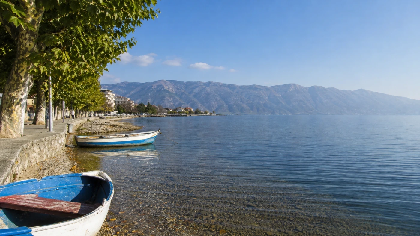 Fotorealistyczna ilustracja podróżnicza: Pogradec i najgłębsze jezioro na Bałkanach