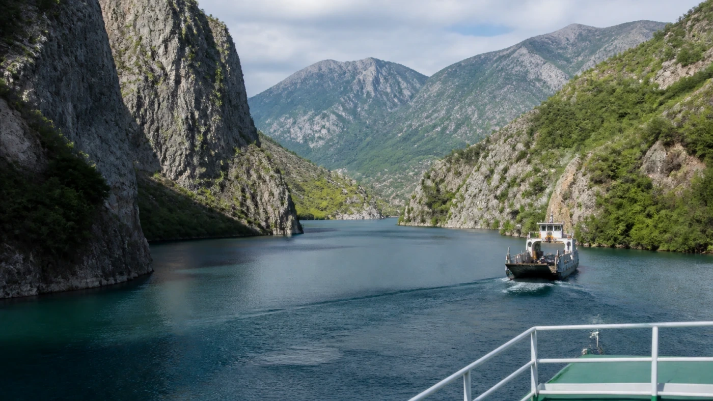 Fotorealistyczna ilustracja podróżnicza: Fiord w środku lądowej Albanii?