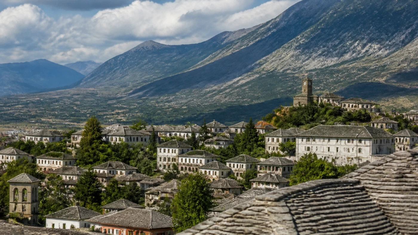 Fotorealistyczna ilustracja podróżnicza: Gjirokastra - niezwykłe miasto skryte wśród gór?