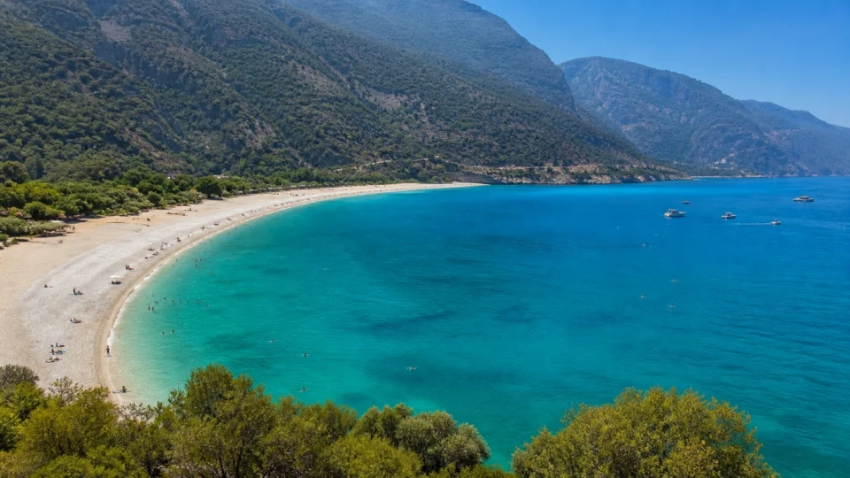 Fotorealistyczna ilustracja podróżnicza: Top 5 plaż w Turcji, które musisz odwiedzić tego lata