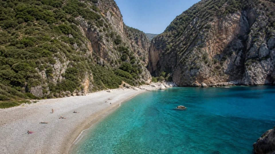 Fotorealistyczna ilustracja podróżnicza: Plaże Albańskiej Riwiery