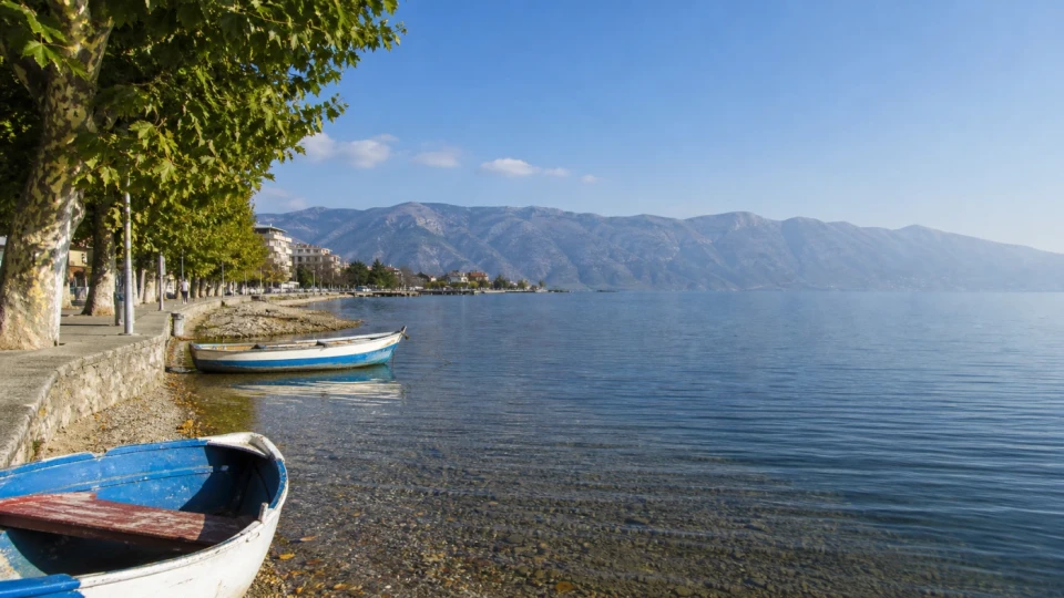 Fotorealistyczna ilustracja podróżnicza: Pogradec i najgłębsze jezioro na Bałkanach