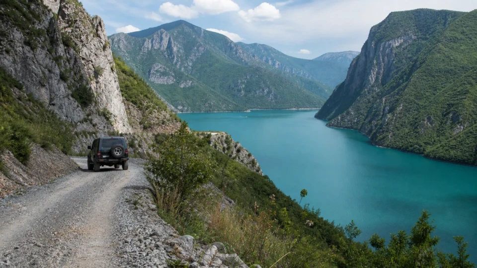 Fotorealistyczna ilustracja podróżnicza: Jeep Safari nad jezioro Koman