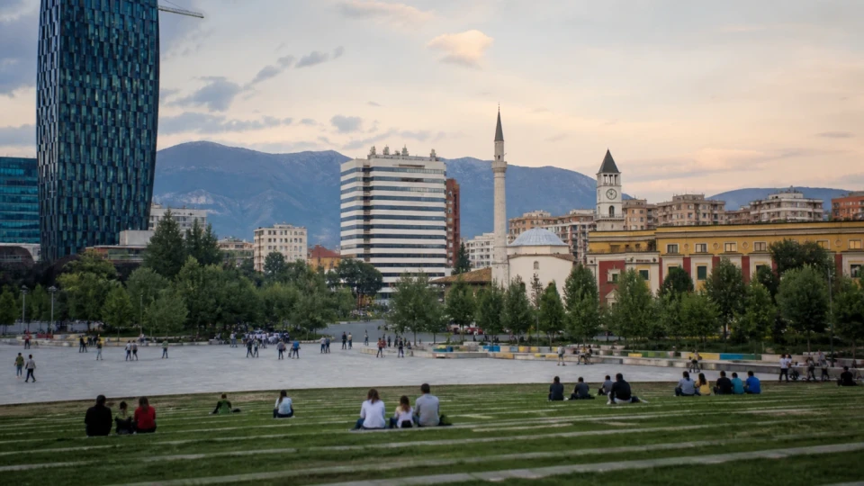 Fotorealistyczna ilustracja podróżnicza: Tirana- miasto gdzie przeszłość łączy się z przyszłością