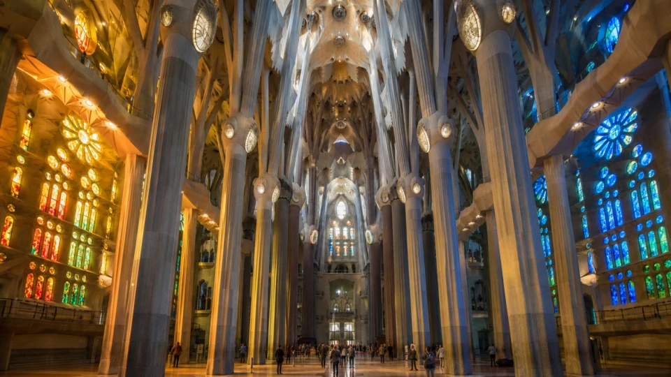 Fotorealistyczna ilustracja podróżnicza: La Sagrada Família – symbol Barcelony