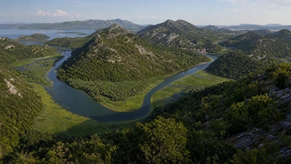 Fotorealistyczna ilustracja podróżnicza: Kwintesencja naturalnego piękna? Parki Narodowe Czarnogóry