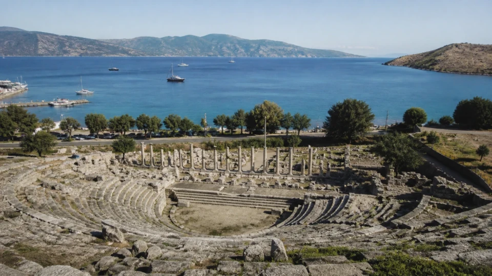 Fotorealistyczna ilustracja podróżnicza: Śladami starożytnego Halikarnasu. Antyczne zabytki Bodrum