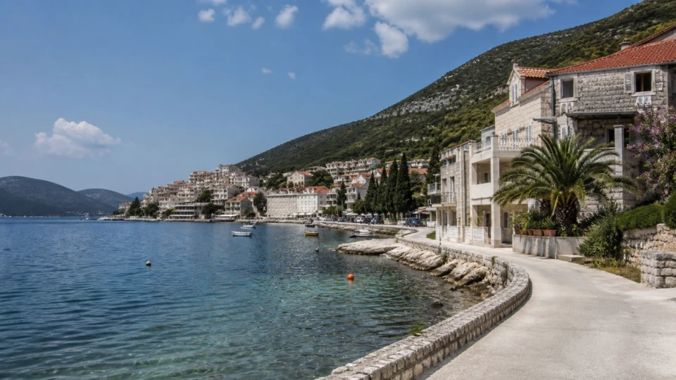 Fotorealistyczna ilustracja podróżnicza: Neum – dlaczego warto wybrać ten kurort?