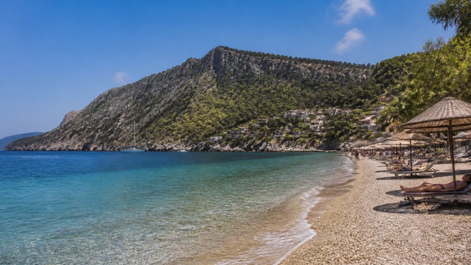 Fotorealistyczna ilustracja podróżnicza: Tureckie wybrzeże – raj dla plażowiczów?