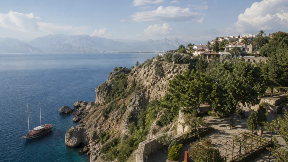 Fotorealistyczna ilustracja podróżnicza: Antalya – dlaczego jest królową wakacji?