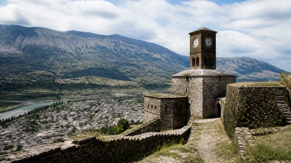 Fotorealistyczna ilustracja podróżnicza: Albania – historia i symbole