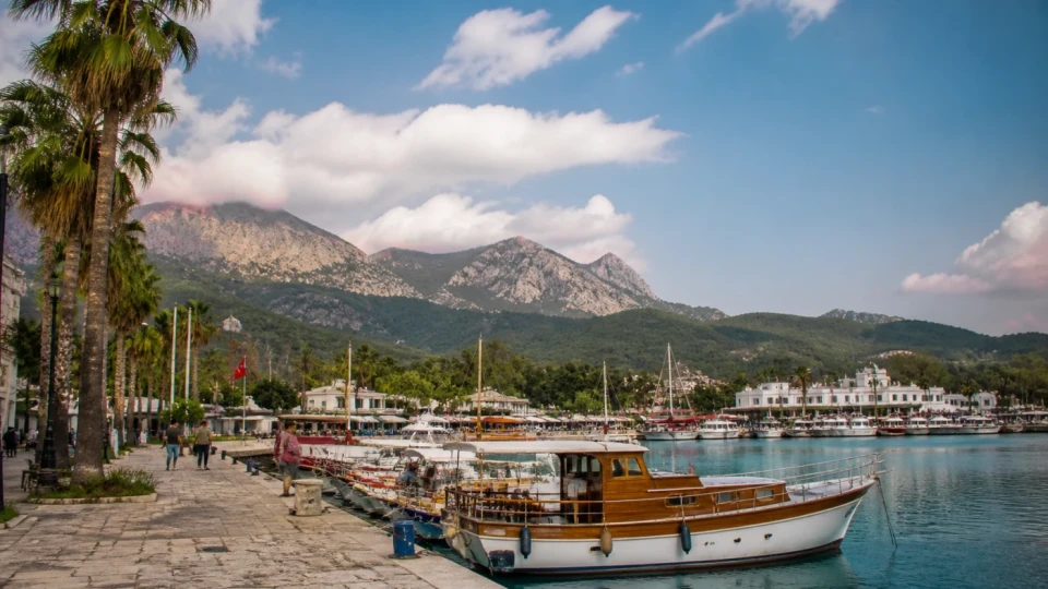 Fotorealistyczna ilustracja podróżnicza: Kemer i okolice – co warto zobaczyć?