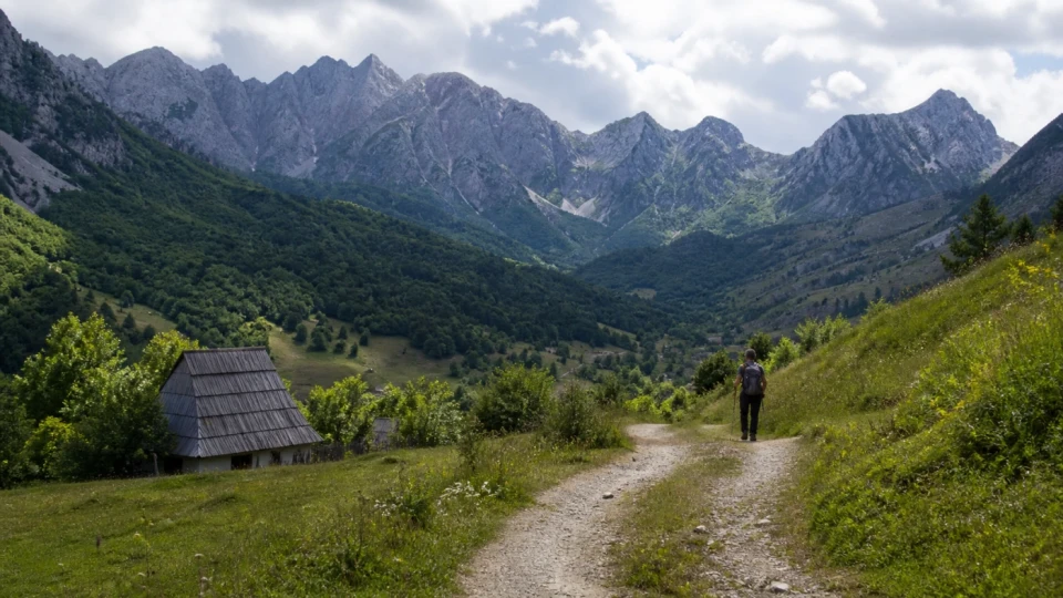 Fotorealistyczna ilustracja podróżnicza: Park narodowy Prokletije – symbol pięknej, dziewiczej Czarnogóry?