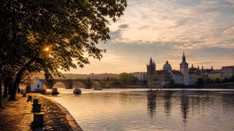 Fotorealistyczna ilustracja podróżnicza: Praga – miasto na każdą okazję?
