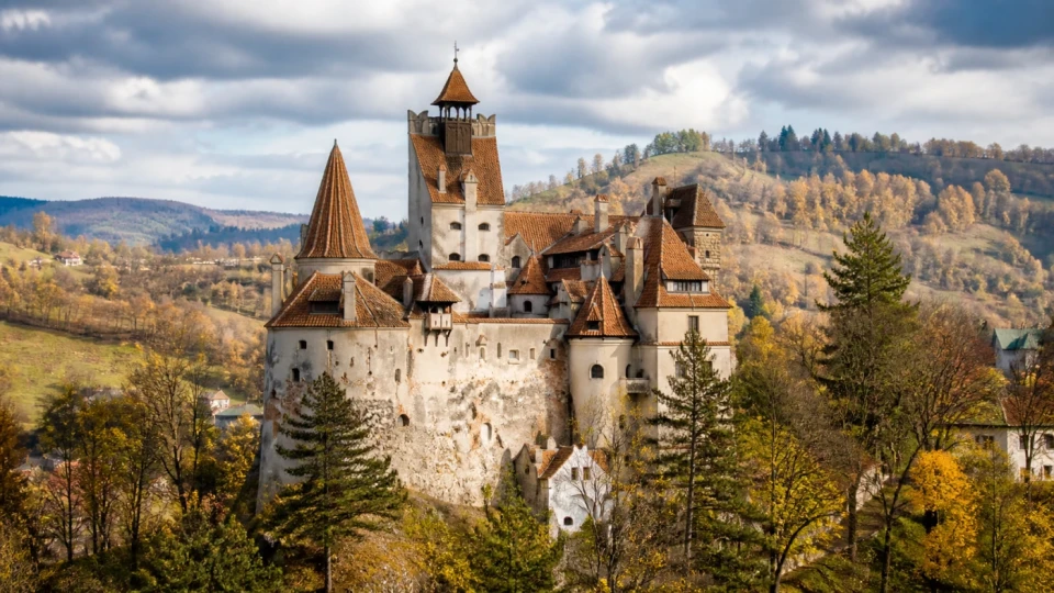 Fotorealistyczna ilustracja podróżnicza: Inspiracje dla Drakuli ? Najciekawsze zamki w Rumuni