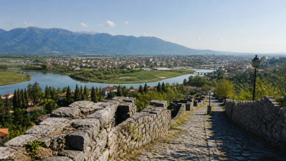 Fotorealistyczna ilustracja podróżnicza: Wakacje w Albanii. Szkodra - co warto zobaczyć?