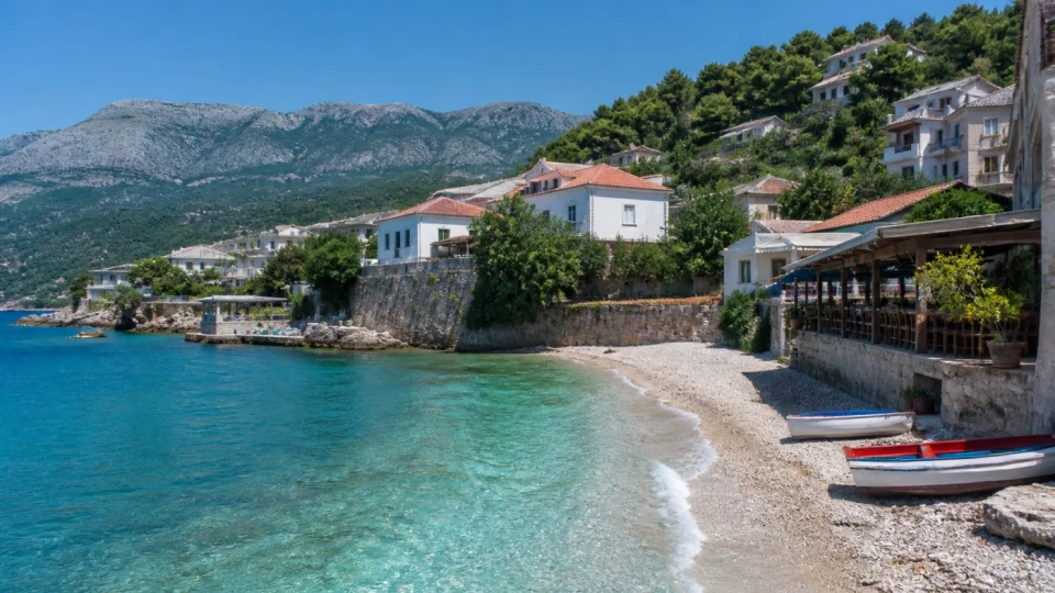 Fotorealistyczna ilustracja podróżnicza: Himara -Riwiera Albańska. Co warto zobaczyć?