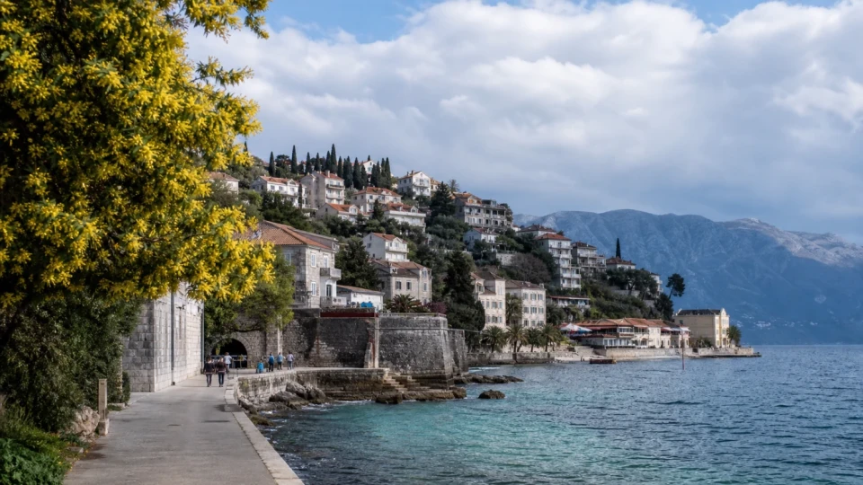 Fotorealistyczna ilustracja podróżnicza: Wakacje Czarnogóra. Atrakcje Herceg Novi