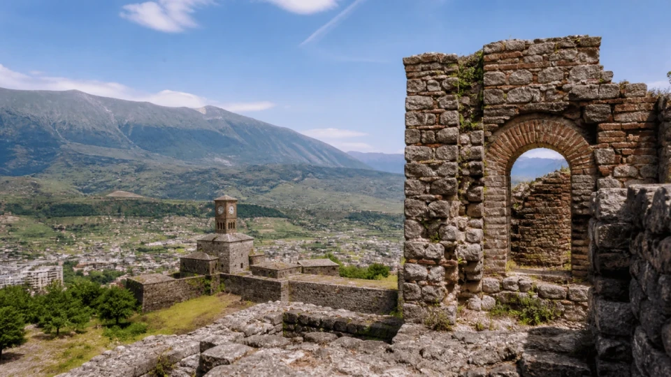 Fotorealistyczna ilustracja podróżnicza: Albania wczasy All inclusive. Twierdze i zamki, które warto zobaczyć