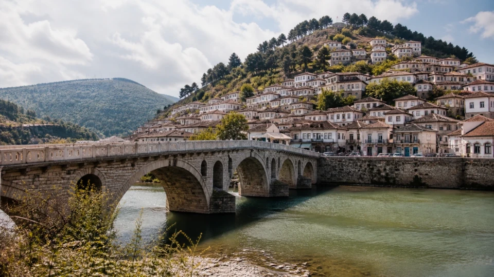 Fotorealistyczna ilustracja podróżnicza: Albania z Rego. Największe atrakcje turystyczne