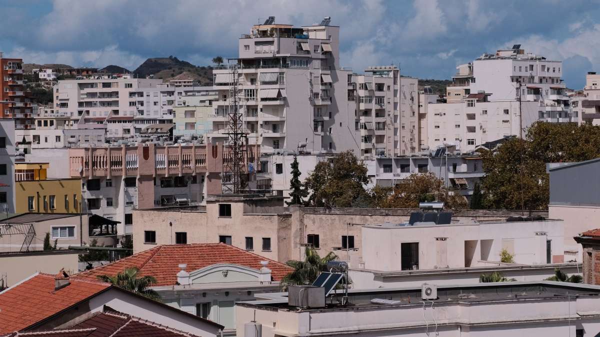 Zabudowa Durrës z dachami i wieżowcami na tle nieba