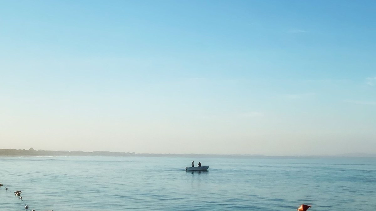 Łódź na spokojnej wodzie przy plaży w Durrës