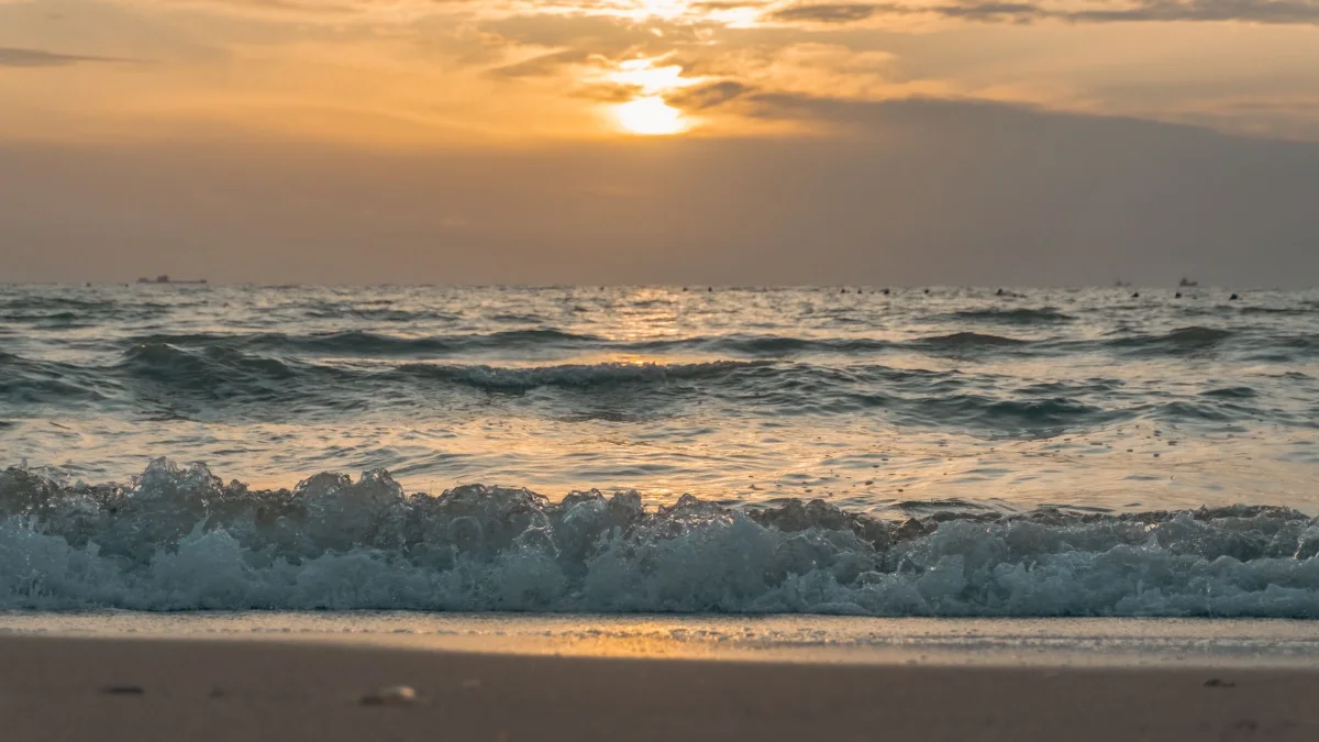 Fale Adriatyku o zachodzie słońca na plaży w Durrës