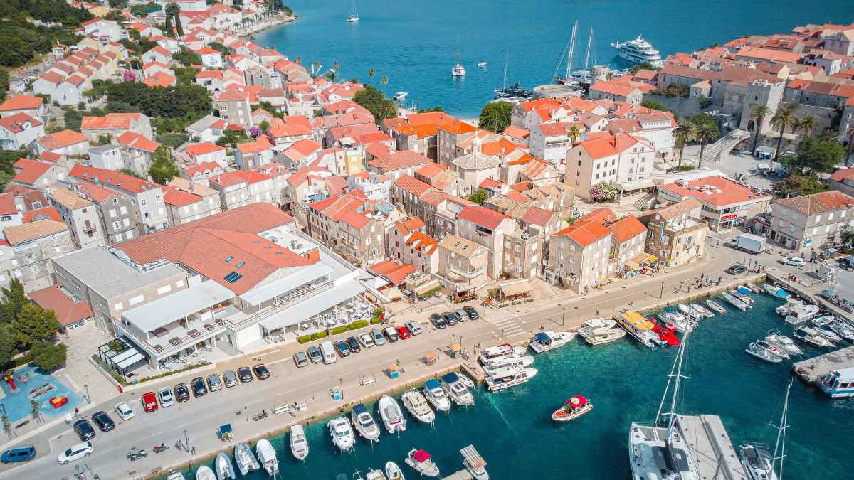 Stare Miasto Korčuli i marina widziane z lotu ptaka