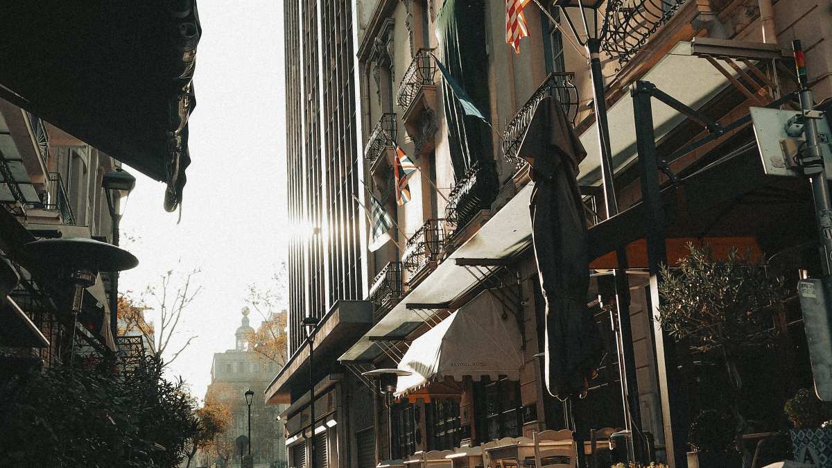 Stoliki kawiarni na spokojnej europejskiej ulicy o poranku
