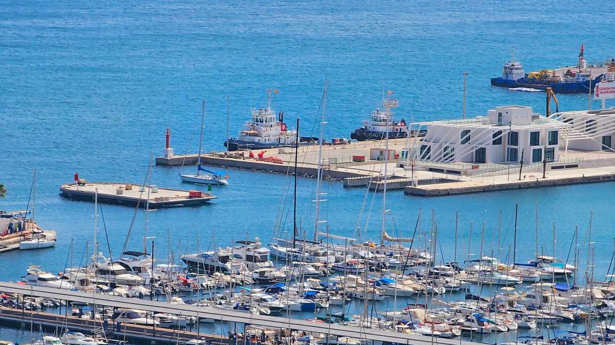 Jachty w marinie Alicante na Costa Blanca