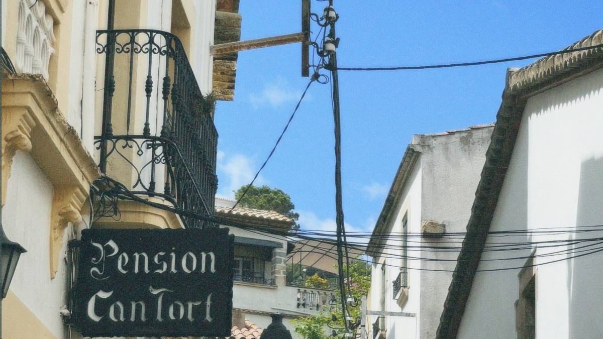 Wąska uliczka z tradycyjną zabudową w Tossa de Mar