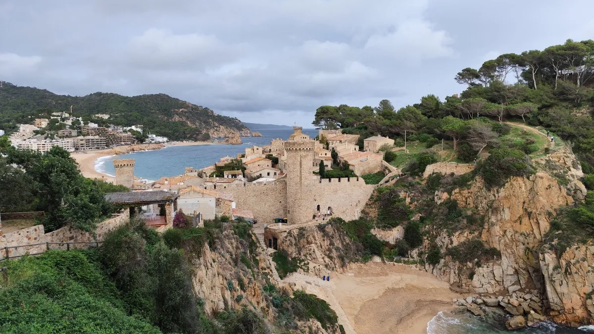 Plaża i obwarowania starego miasta w Tossa de Mar z lotu ptaka