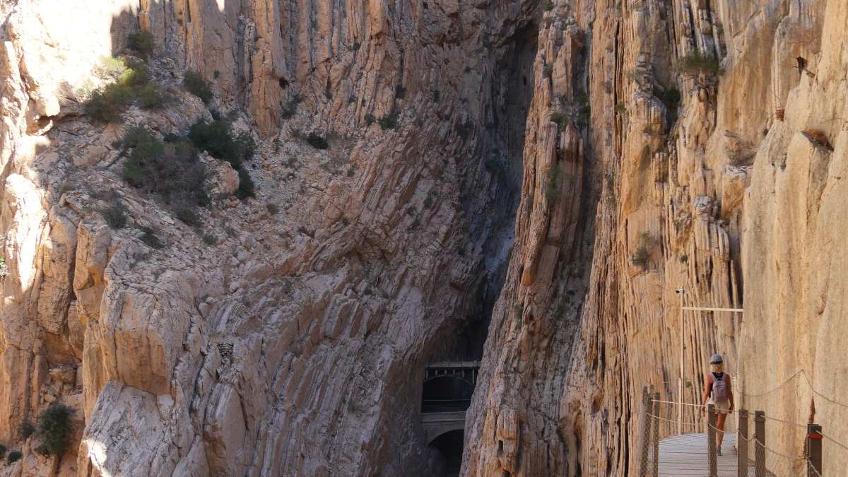 Drewniana kładka Caminito del Rey poprowadzona wzdłuż skalnej ściany