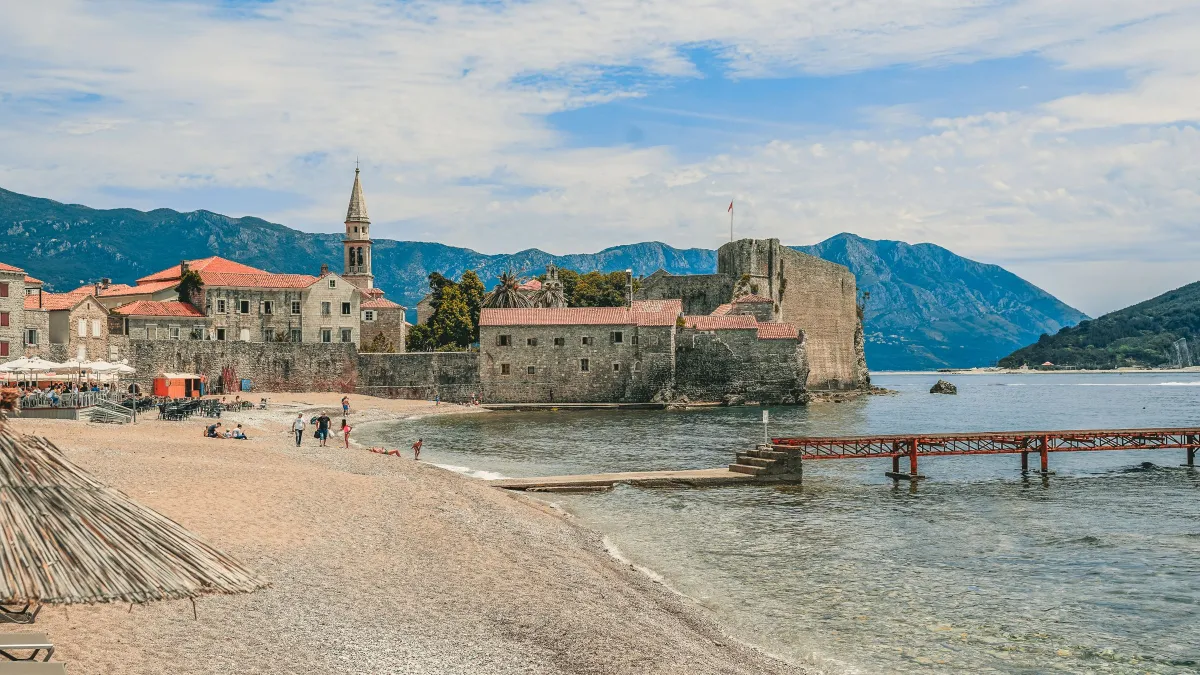 Stare miasto w Budvie przy plaży i Morzu Adriatyckim
