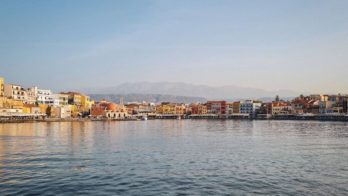 Stary Wenecki Port w Chanii z zabudową nabrzeża i górami w tle