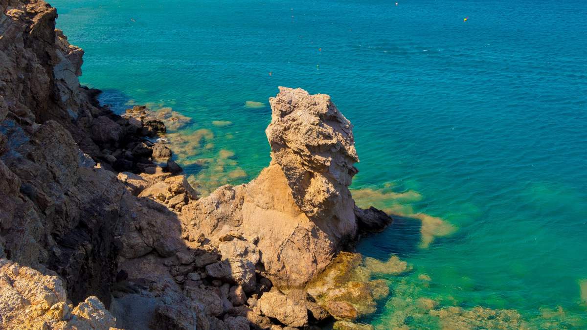 Skaliste wybrzeże i turkusowe morze w regionie Rethymno na Krecie