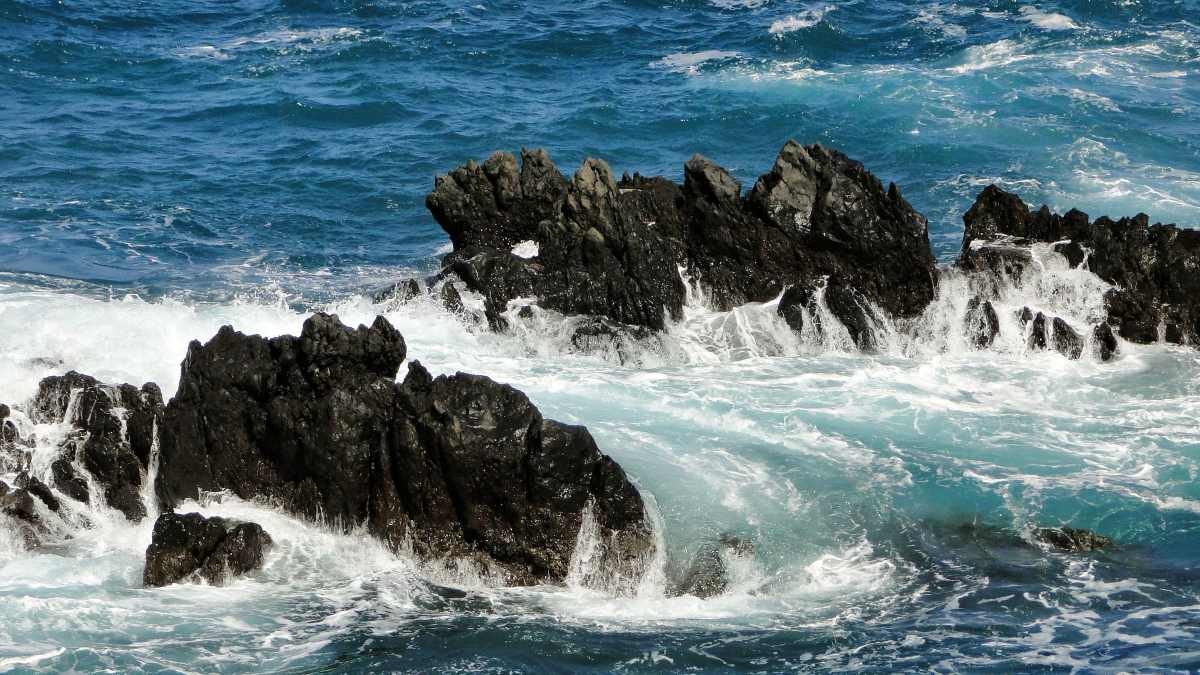 Wulkaniczne skały i fale Atlantyku w Porto Moniz