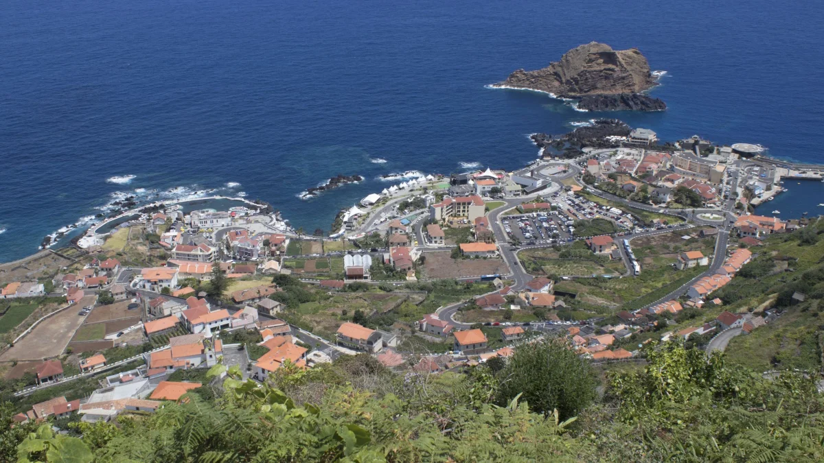 Atlantyckie wybrzeże Porto Moniz na Maderze widziane z góry
