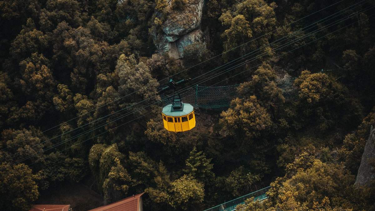 Wagonik kolejki linowej Aeri de Montserrat na tle gór
