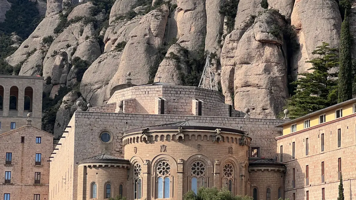 Klasztor Montserrat u stóp charakterystycznych skalnych turni