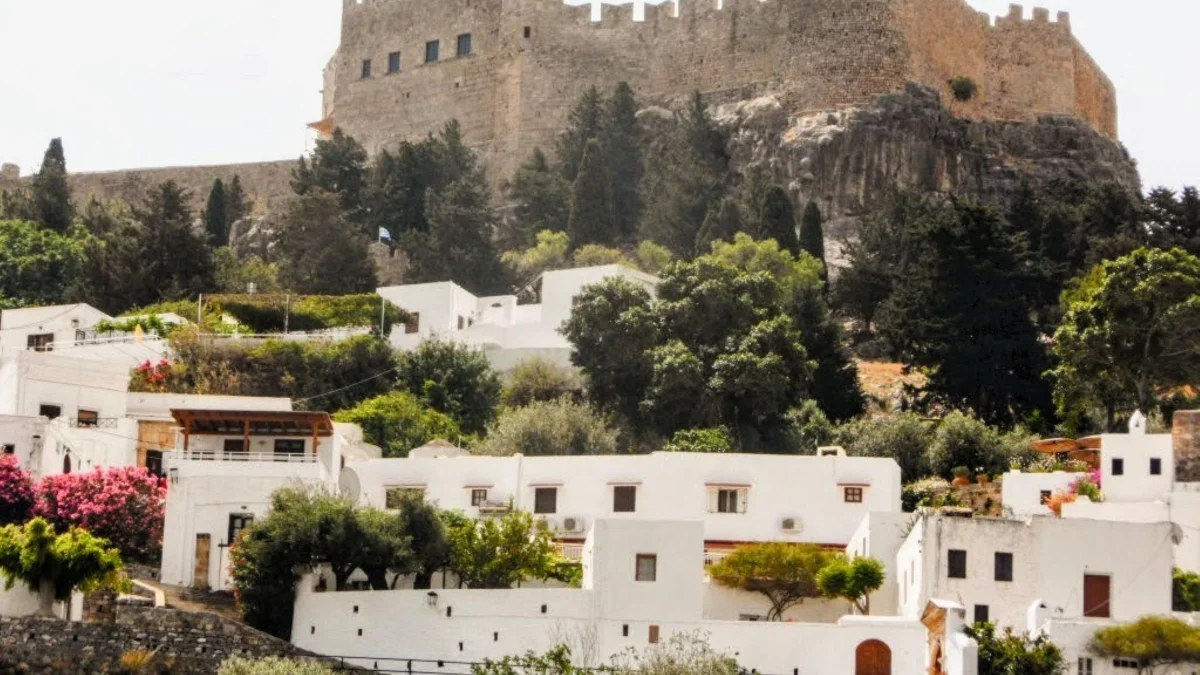 Panorama Lindos z akropolem i białymi domami na wyspie Rodos