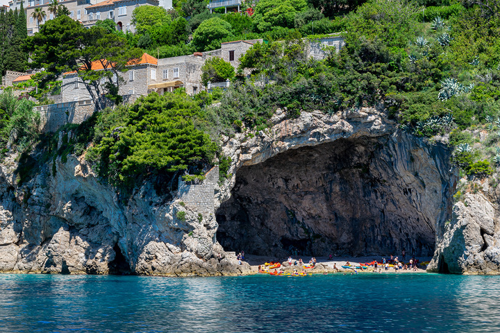 Na zdjęciu widzimy plażę w jaskini Betina i wypoczywających na niej turystów.